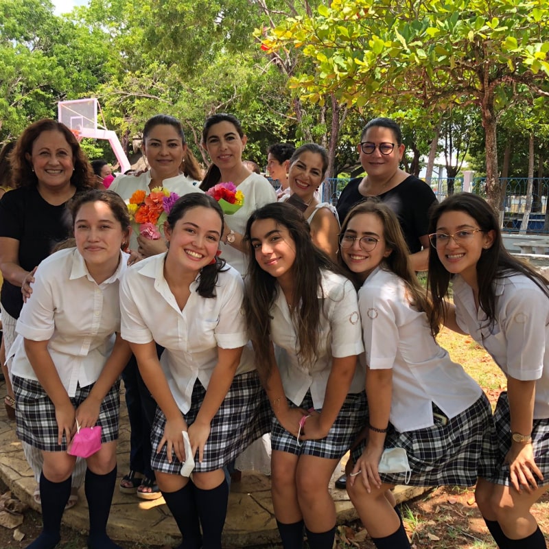 Alumnas y maestras de preparatoria de Cumbres Chetumal