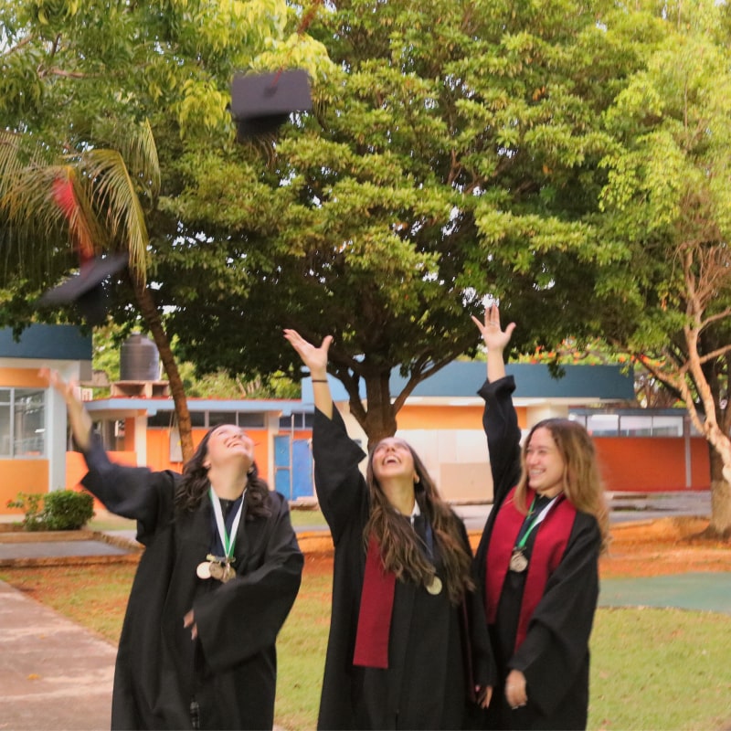 Alumnas celebran graduación en Cumbres Chetumal