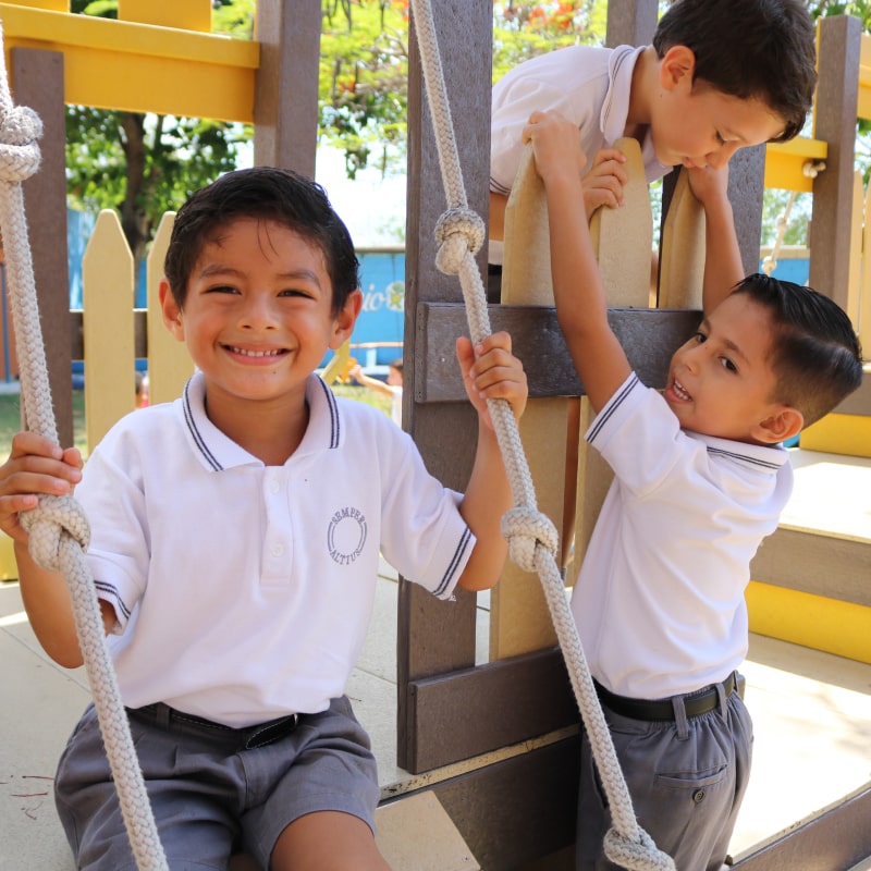 Alumnos de Cumbres Chetumal de preescolar jugando en patio de juegos