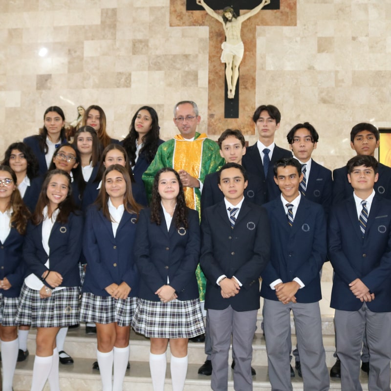 Alumnos de secundaria en capilla de Cumbres Chetumal